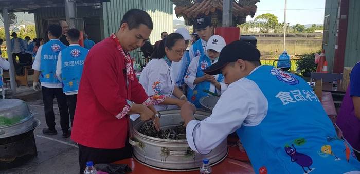 呂哲維老師指導學生準備粽子材料