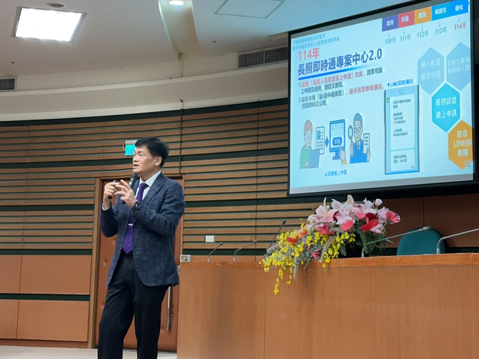 臺中市政府衛生局曾梓展局長以「數據驅動的品質監測」分享臺中市智慧長照3.0成果圖片