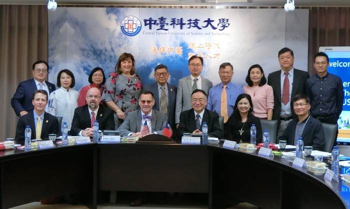 團體合照(左1)聖湯瑪士大學人文與科學院代理院長Hans Jakob Stockton博士(左2)聖湯瑪士大學副校長Christopher P. Evans博士(左3)聖湯瑪士大學校長Richard L. Ludwick博士(右3)中臺校長李隆盛(右2)中臺副校長陳錦杏(右1)中臺研發長許世光圖片