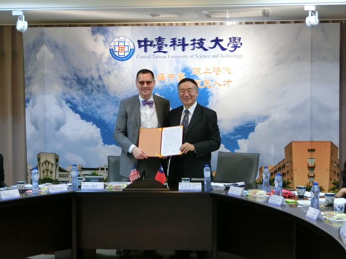 簽署雙邊合作備忘錄(左1聖湯瑪士校長右1中臺科技大學校長)圖片