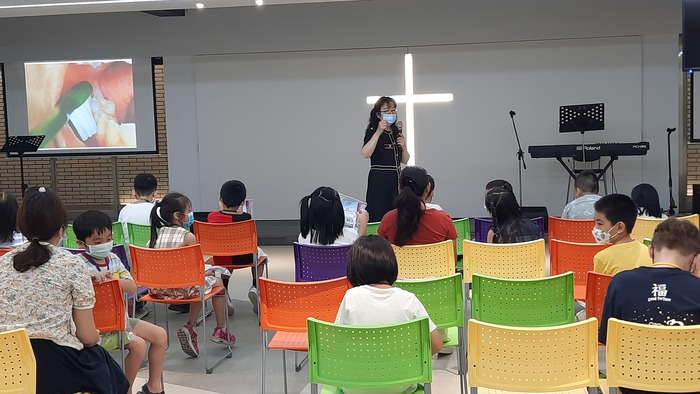 中臺科大牙技系老師跟兒童做牙齒保健宣導