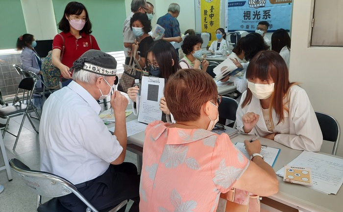 中臺科大視光系同學與民眾互動了解個人眼睛情況