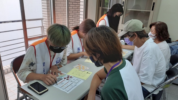 中臺科大醫檢系同學為民眾量測血糖