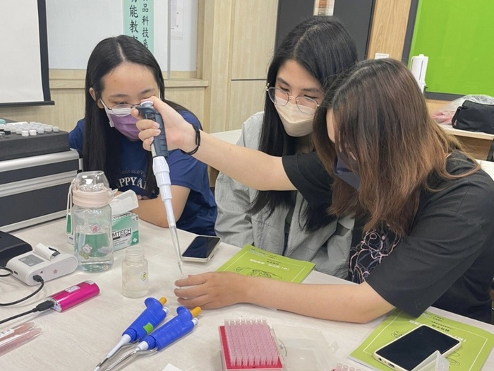 參與學員在中臺科大烘焙餐飲多功能教室進行菇類食品安全檢測
