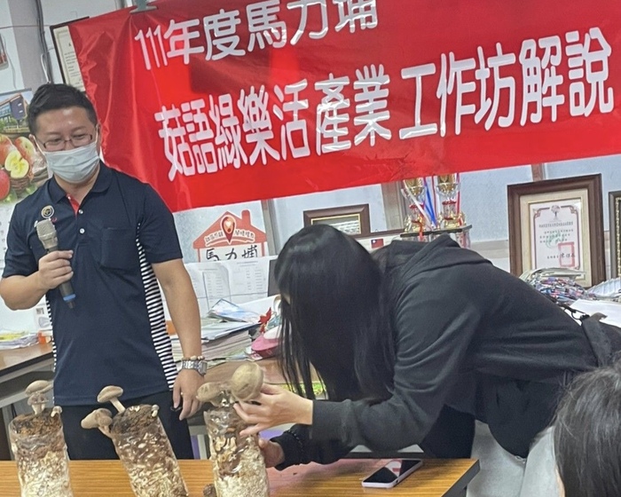學員在好菇13番農場江政穎副總經理（左）的帶領下認識太空包香菇