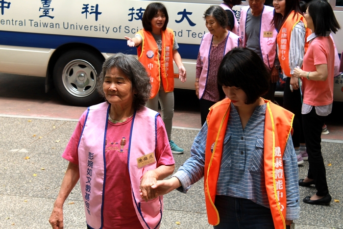 服務學習學生與長者親切互動