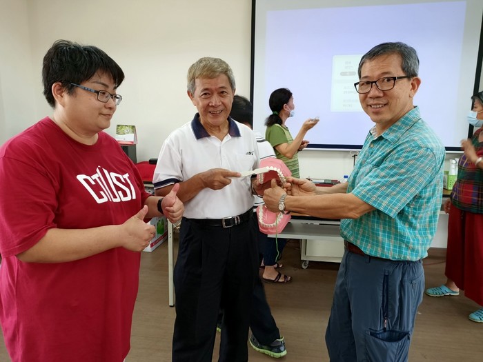 牙齒健康講座-中臺科大牙技系林正偉副主任(右1)主講人林錫禎助理教授(中間)
