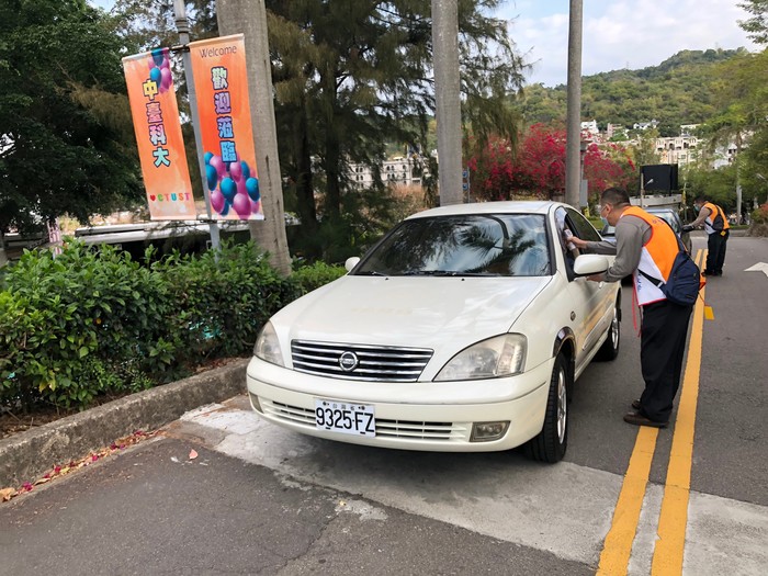 中臺科大入校量體溫-汽車