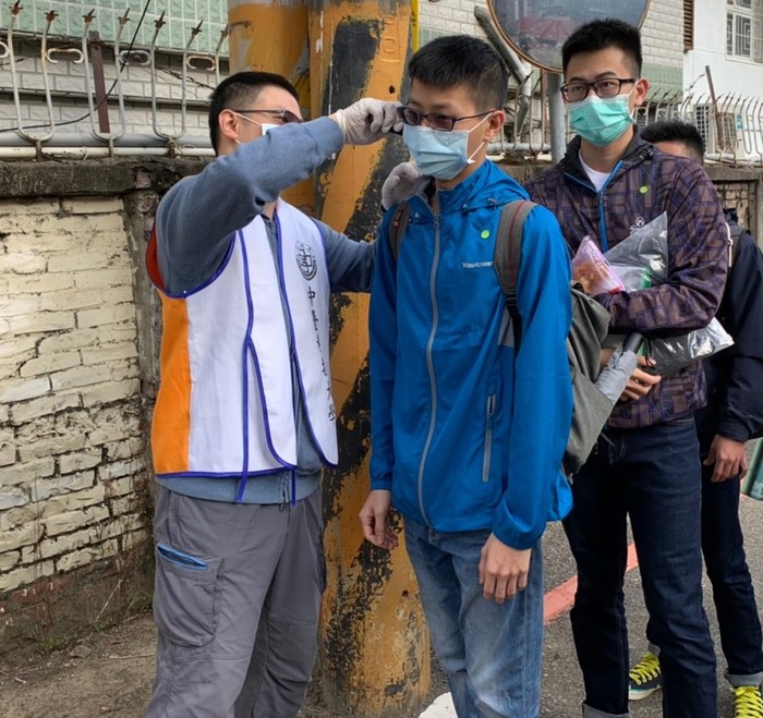 中臺科大學生配合體溫量測