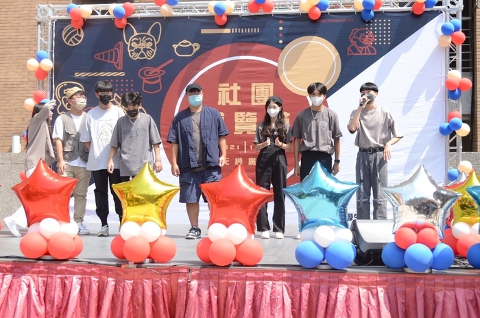 吉他社完成精彩演出並在舞台上熱烈宣傳社團活動！