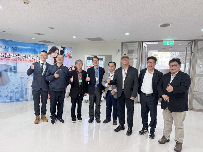 寄生蟲學會理事長范家堃教授(右三)與學者們合影圖片