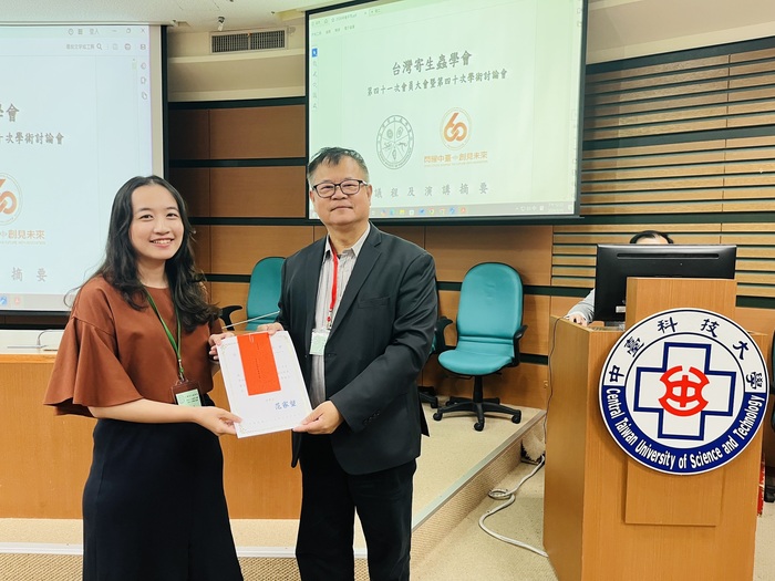 寄生蟲學會理事長范家堃教授頒發學生優秀論文獎圖片