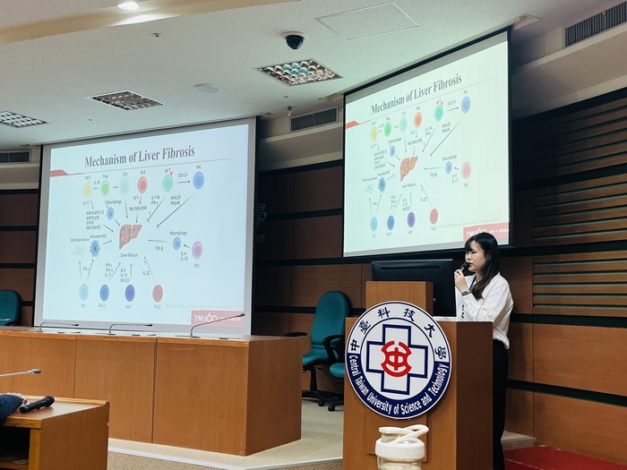 學生參與論文競賽分享研究成果圖片