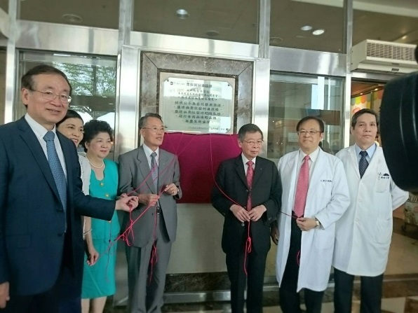 中臺科技大學李隆盛校長(左起)、護理學院胡月娟院長、郭榮昌董事長、林郭月琴董事、廖仁董事、仁愛醫院徐弘正院長、郭院長共同揭幕