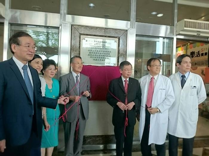 中臺科技大學李隆盛校長(左起)、護理學院胡月娟院長、郭榮昌董事長、林郭月琴董事、廖仁董事、仁愛醫院徐弘正院長、郭院長共同揭幕(2)