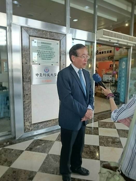 李校長接受媒體訪問