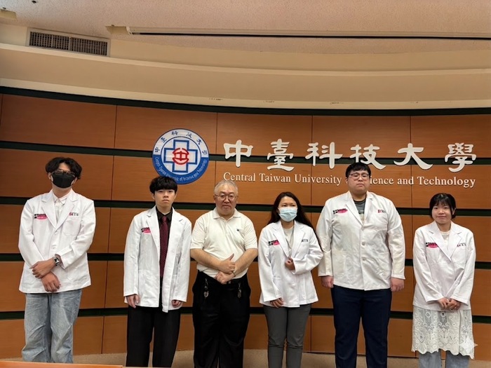 中臺科大醫放系史天宇主任代表授袍圖片