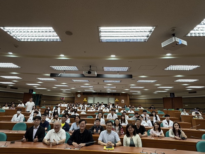 醫學影像暨放射科學系授袍典禮登場 白袍上肩啟動臨床實習新篇章圖片