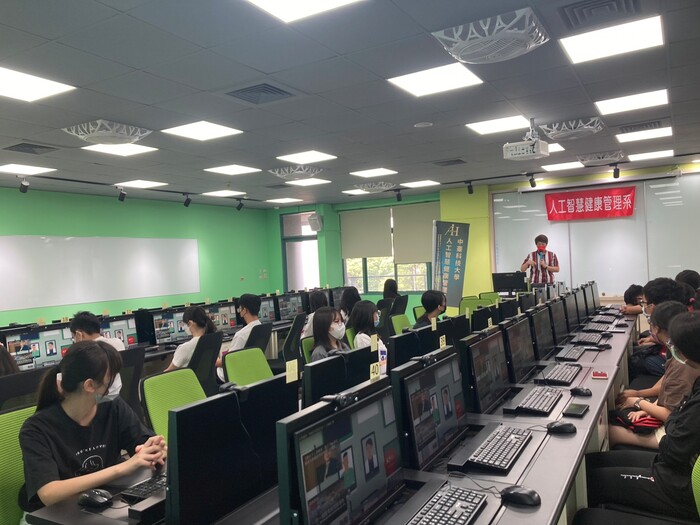 本校人工智慧健康管理系許文馨老師授課「智慧醫療與大數據分析應用」課程
