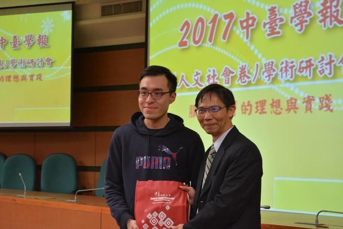 研發長將禮品贈於香港學者