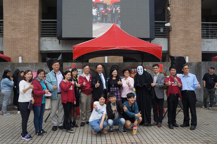 中臺科大後排(中間)校長李隆盛(中間右2)副校長陳錦杏(中間右3)學務長謝玲玲(中間左1)主任秘書鄭凱元(右3)研發長許世光(右2)行銷主任游志平