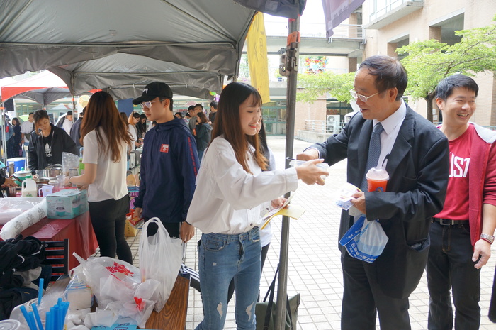 中臺科大行銷系學生與(右2)校長行動支持學生創業創新創業
