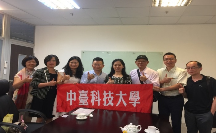 於駐胡志明市台灣經濟文化辦事處合影