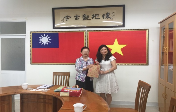 中中臺科大教務長陳錦杏與駐胡志明市台灣經濟文化辦事處歐季曦秘書互贈紀念品