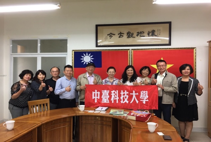於胡志明市台灣學校合影