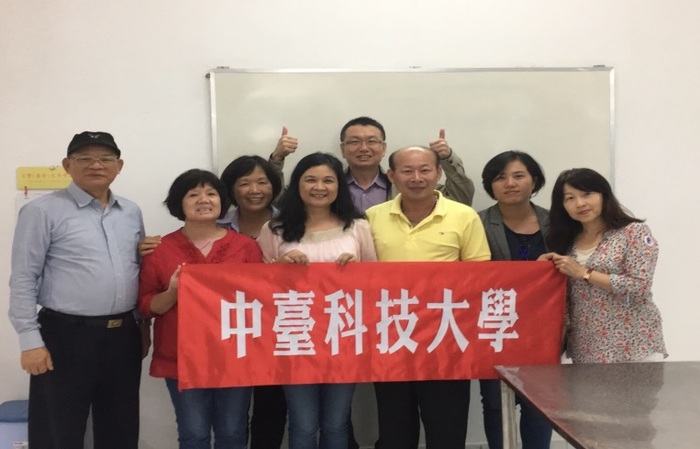 與義哲工業股份有限公司總經理張見得合影