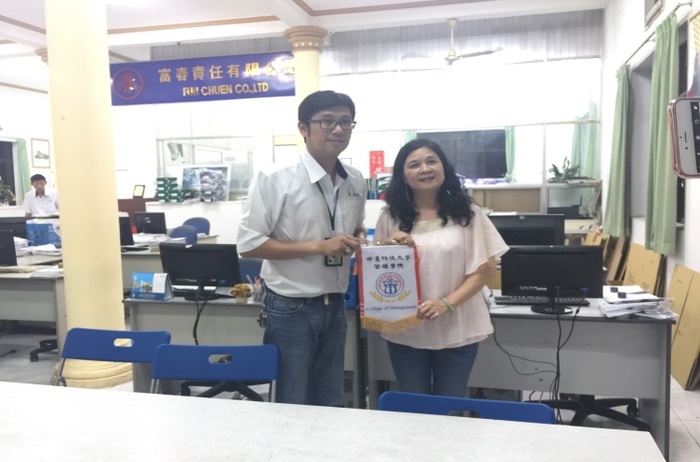 中臺科大教務長陳錦杏與富春鞋業公司平陽廠互贈紀念品及校院旗
