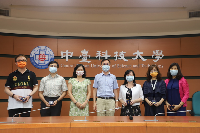 行政單位主管與校長及副校長合影