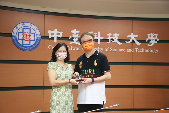 中臺科大校長陳錦杏(左)總務長鍾啟仁(右)