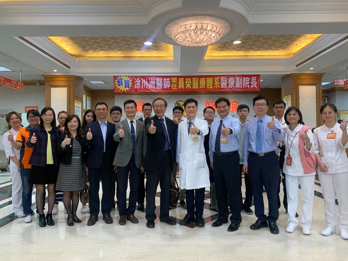 中臺科技大學師生與員榮醫療體系主管大合照