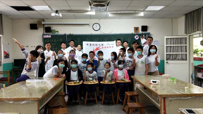 中臺食科系廚藝隊與槺榔國小五年級學生合影