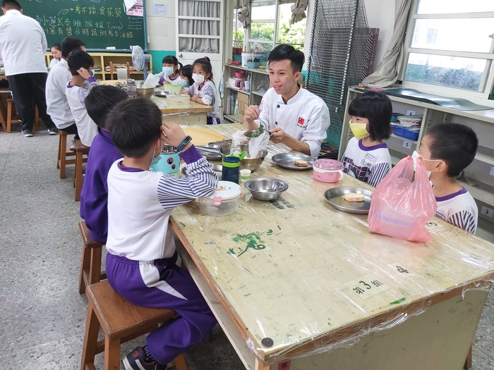 食科系廖易聖同學帶領小朋友體驗料理