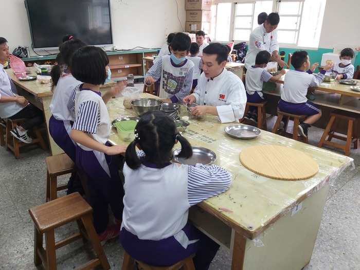 食科系劉奇昇同學帶領小朋友體驗料理