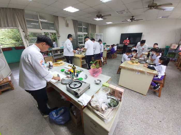 食科系廚藝團隊帶領小朋友體驗料理