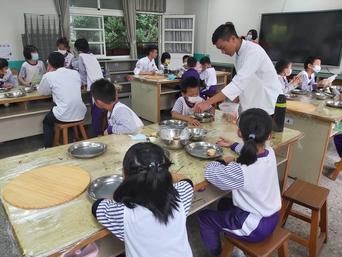 食科系簡宏恩同學帶領小朋友體驗料理