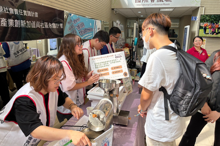 學生們至USR展區觀賞小型烘豆機及進行永續知識小挑戰