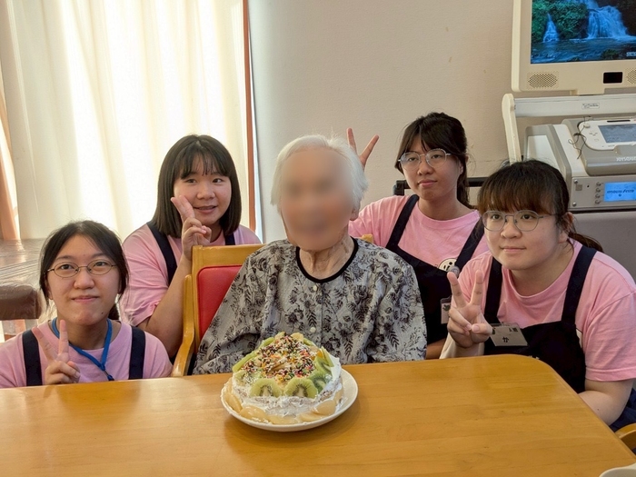 中臺科大高照系同學與97歲長輩手做蛋糕共度生日圖片