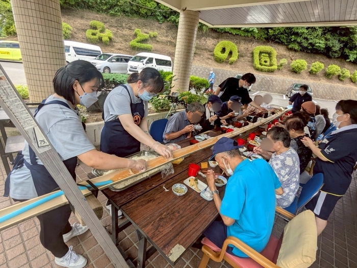 陪同長輩們進行流水麵活動圖片