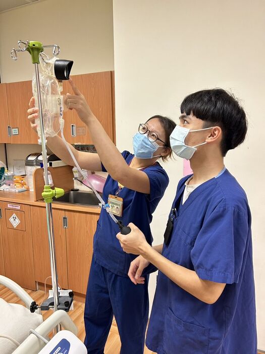 指導動脈導管加壓袋使用(A-line：連續性監測血壓和方便採血)圖片