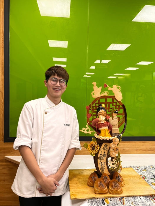 藝術麵包設計第一名李昕融同學與參賽作品情人節星織情緣合影