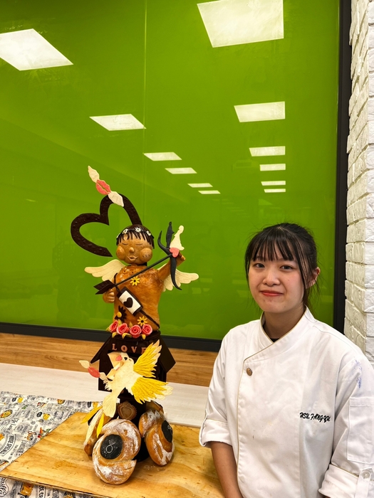 藝術麵包設計第二名許芳瑜同學與參賽作品愛神之箭合影
