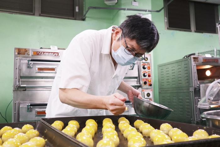中臺科大食科系副主任郭炯村帶領學生製作中秋月餅