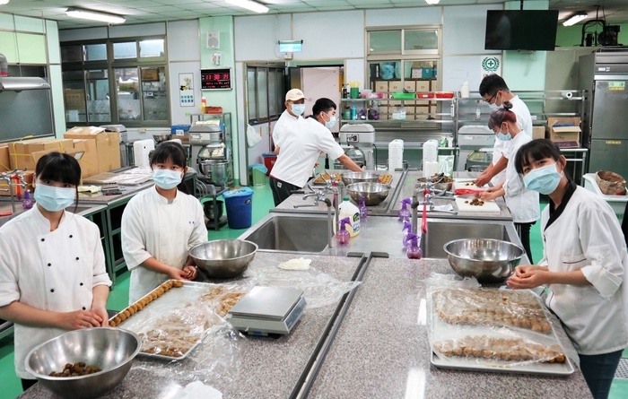中臺科大食科系細心製作月餅每一個階段