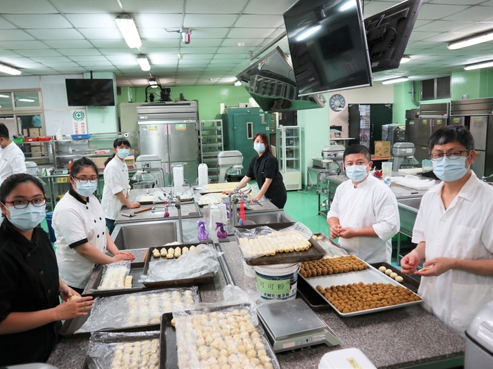 中臺科大食科系製作「香芋有緣人 此物最相思」中秋月餅