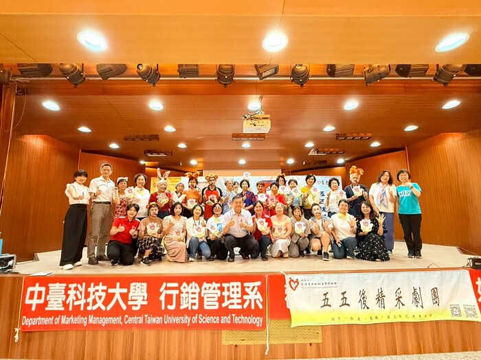 耆老林與樂齡大學合照圖片