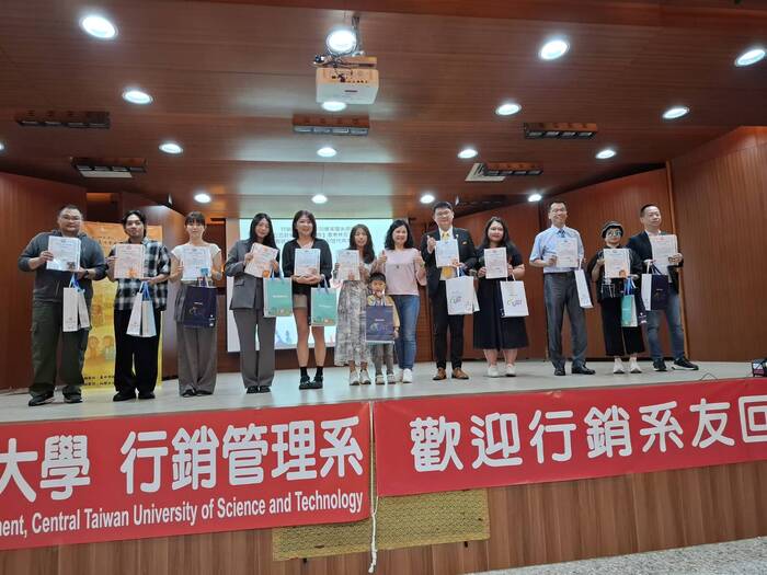 校長陳錦杏頒發傑出系友獎後合影圖片